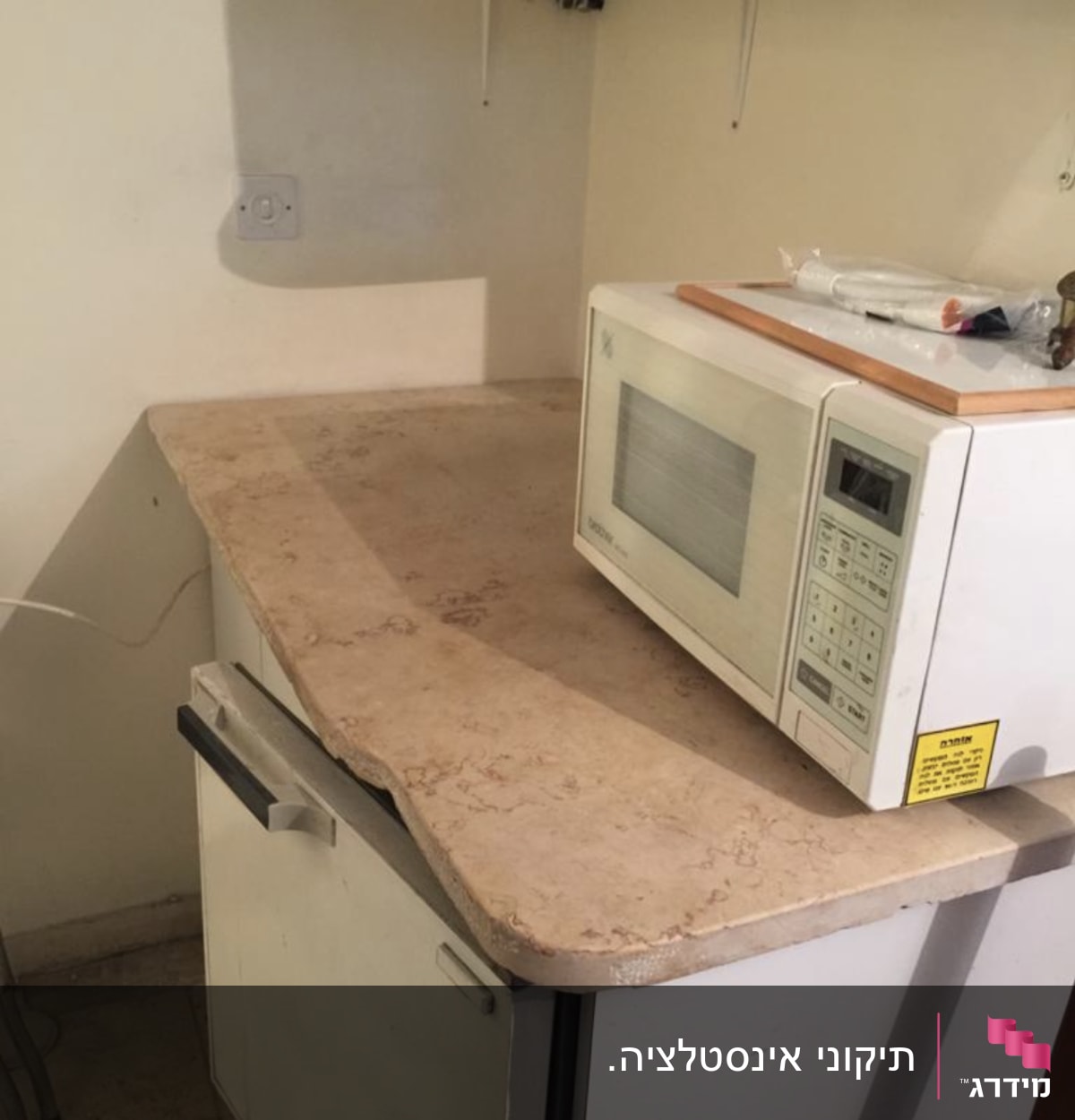 מיקרוגל על משטח עבודה במטבח